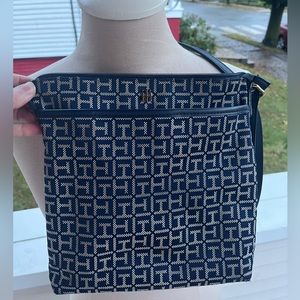 Tommy Hilfiger Cross Body Bag Purse Blue Beige Medium Pockets Zipper GUC